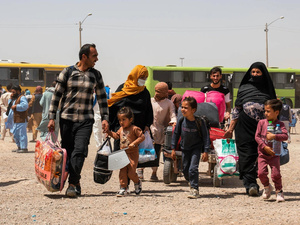 Una familia afgana regresa a su hogar desde Irán tras cruzar la frontera de Islam Qala, en la provincia afgana de Herat, en julio de 2025.