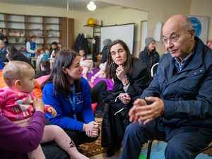 El Alto Comisionado de la ONU para los Refugiados, Barham Salih (a la derecha), habla con Nina (a la izquierda) en un centro de tránsito en Zaporizhzhia, al sureste de Ucrania, después de que ella fuera evacuada de su casa dañada por las bombas junto con su hija y sus tres nietos