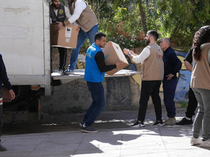 Personal de ACNUR entrega artículos de ayuda de emergencia en un refugio colectivo para familias desplazadas en Abra, en la gobernación de Sidón, en el sur del Líbano..