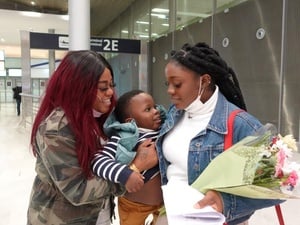 Francia. Madre e hija se reúnen en Francia.