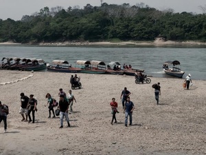 Personas refugiadas y migrantes de distintas nacionalidades ingresan a México de Guatemala tras cruzar el río Usumacinta, en Frontera Corozal, Chiapas.