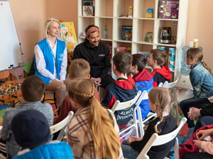 El Embajador de Buena Voluntad de ACNUR, Alfonso Herrera, se encontró con niñas y niños desplazados en Leópolis y participó en actividades organizadas por Rokada, una organización socia local.