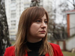 El rostro de una mujer de cabello castaño claro que utiliza fleco.