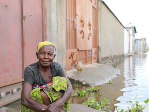 Neziya Nsananikiye, una mujer burundesa del barrio de Kajaga, en la capital de Buyumbura, vive con su nuera después de que su casa fuese destruida por las inundaciones.