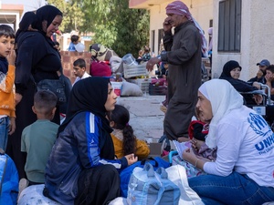 Personal de ACNUR atiende a recién llegados sirios y libaneses en el cruce fronterizo de Joussieh, en Homs, Siria, después de huyeran de los bombardeos israelíes en Líbano.