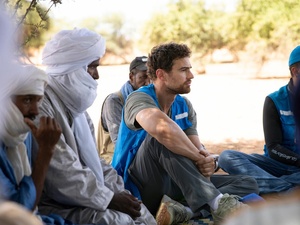 El Embajador de Buena Voluntad de ACNUR Theo James se reunió con refugiados malienses en el campamento de Mbera, Mauritania.