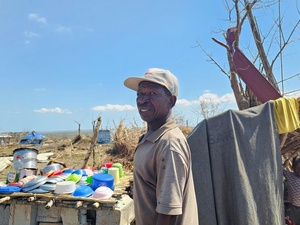 Un hombre entre las ruinas de una casa sin techo