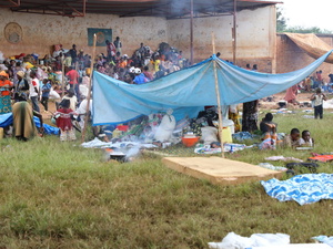 Familias que huyen de la violencia en el este de la República Democrática del Congo se refugian en una escuela local en la provincia de Cibitoke, Burundi, en febrero de 2025. 