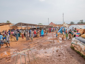 Refugiados congoleños recién llegados a Burundi esperan a ser registrados en el centro de recepción en Rugombo, apoyado por ACNUR.