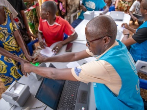 El personal de ACNUR en Rugombo ayuda a registrar a los recién llegados de la República Democrática del Congo.
