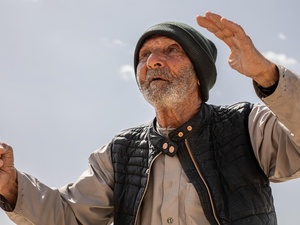 Jassim, retornado sirio de 103 años, junto a los restos de su antigua casa en la zona rural de Al-Qusayr, en la gobernación de Homs.