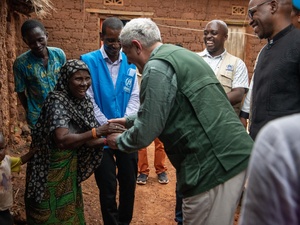 El Alto Comisionado de las Naciones Unidas para los Refugiados, Filippo Grandi (al centro), visita a una antigua familia refugiada en Cibitoke, Burundi, que ha recibido de ACNUR unos materiales de construcción para reacondicionar su casa, tras retornar al país. 