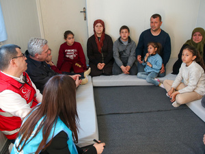 Türkiye. High Commissioner visits Turkish family sheltering in Hatay centre