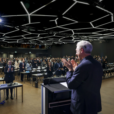 Un auditorio lleno de personas aplaudiendo