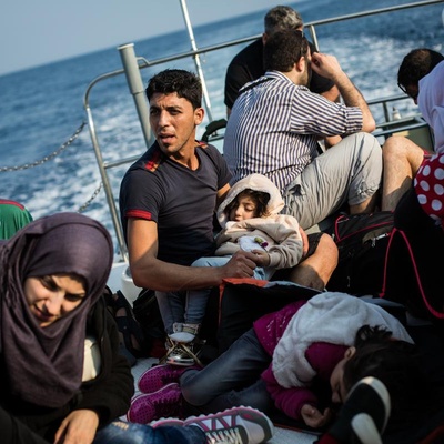 Personas sirias refugiadas a bordo de una embarcación de la Guardia Costera Helénica tras haber sido rescatadas en el mar Mediterráneo, cerca de la costa de Lesbos, Grecia.