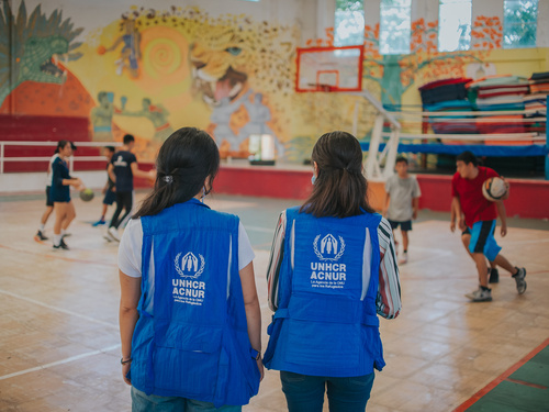 Personal del ACNUR en el centro comunitario «Territorio Joven» de Tapachula, donde los niños juegan al baloncesto.