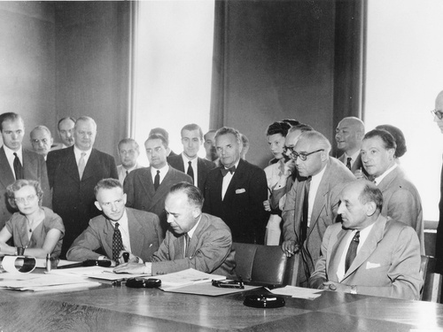 Imagen de la adopción de la Convención sobre el Estatuto de los Refugiados, en 1951