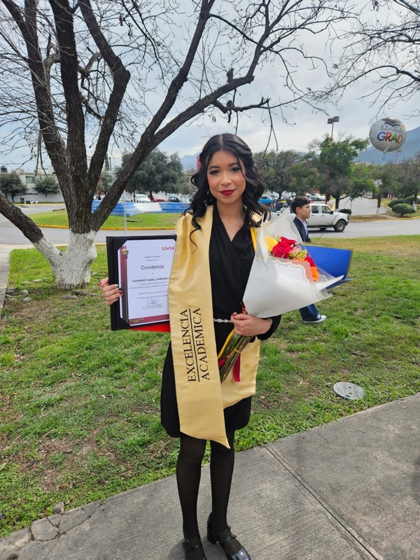 Rossmary con su diploma academico