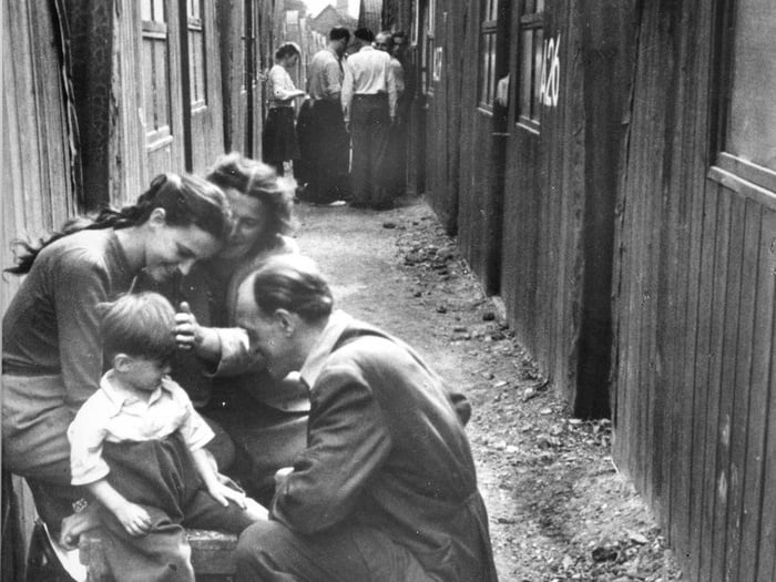 Personas refugiadas de Europa central en un campamento de refugiados en Alemania