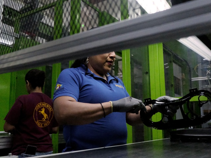 Dos mujeres trabajando en un fábrica