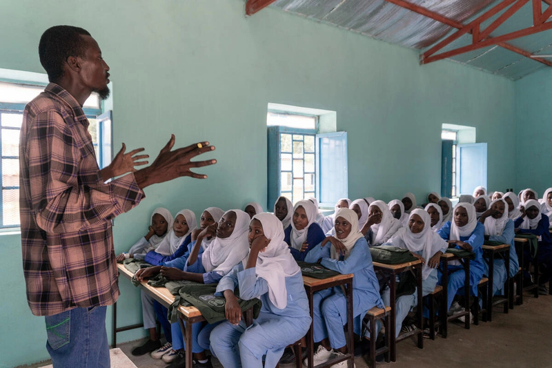 Un profesor imparte una clase en una de las aulas recién renovadas de la Escuela Secundaria para niñas Al Jabalain.