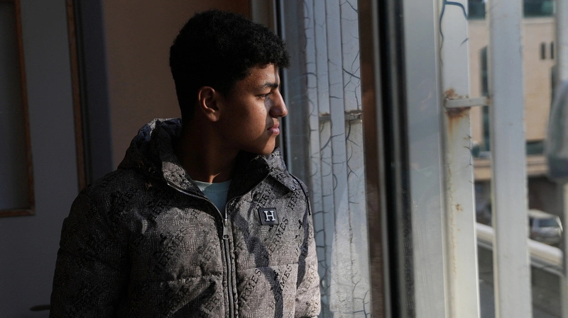 Mohamad Smadi, de 17 años, se separó momentáneamente de su familia tras huir de su hogar, antes de reunirse con ellos en un centro de acogida colectivo ubicado en una escuela de Trípoli, en el Líbano.