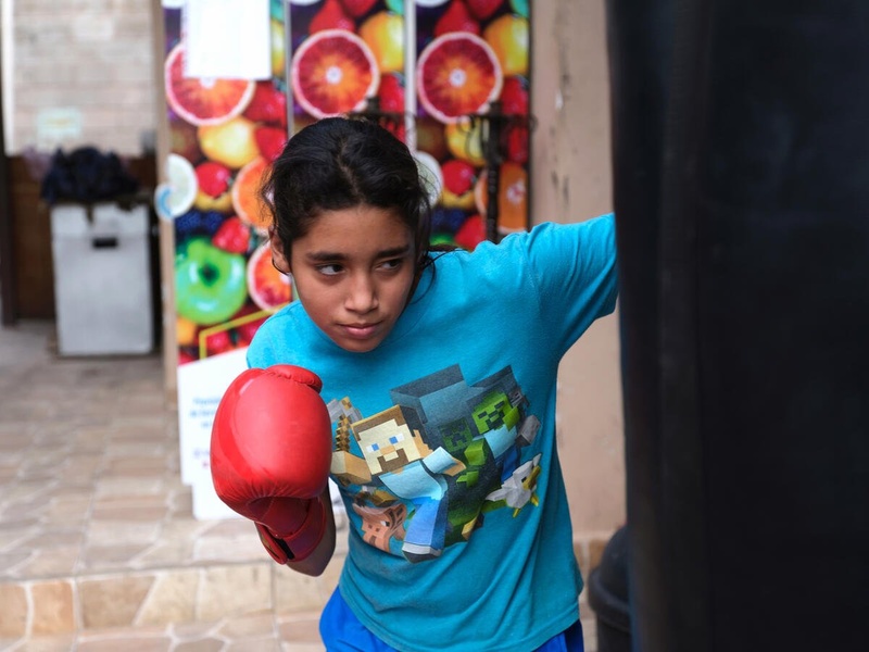 Un chica hondureña de trece años entrena para mejorar sus habilidades como boxeadora