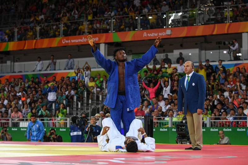 Un deportista congoleño celebra su victoria en una competencia de judo en los Juegos Olímpicos