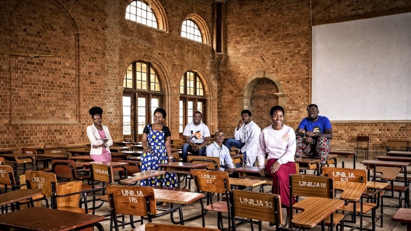 Un grupo de personas en un aula de clases