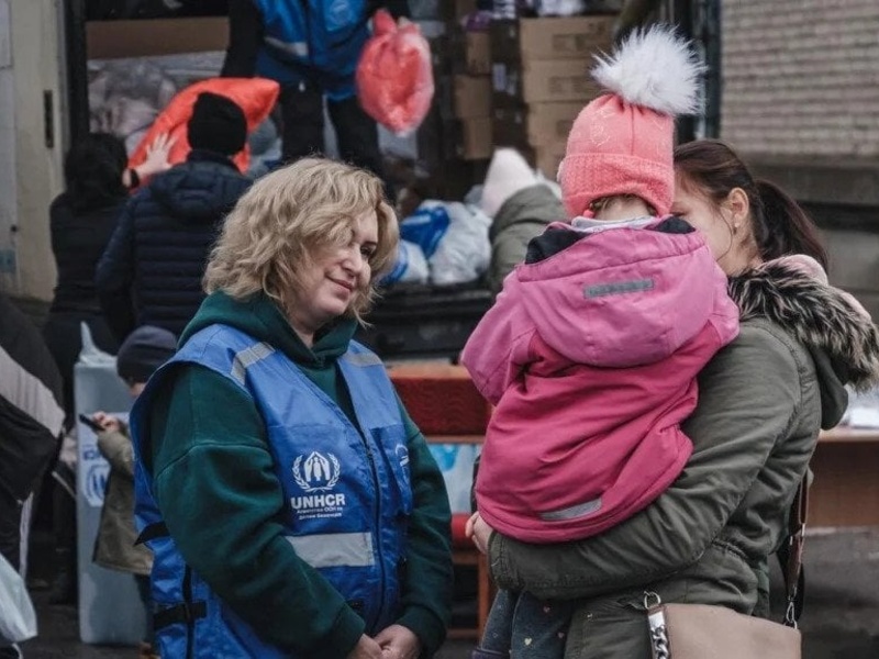 Anzhela, 24 años, carga a sobrina Liliya, de 4 años, mientras están en fila para recibir ropa de abrigo y mantas.