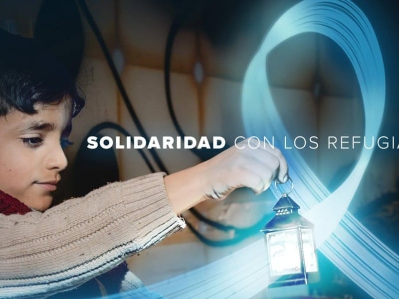 un niño sostiene una lámpara con su mano derecha