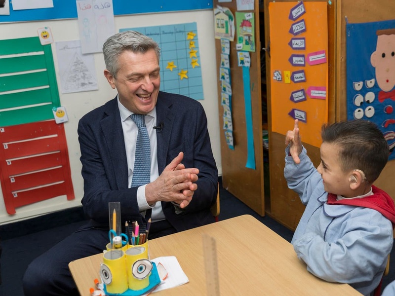 Filippo Grandi, cabeza de ACNUR, comparte un momento con un niño sitio en una escuela para niñez sorda en Líbano