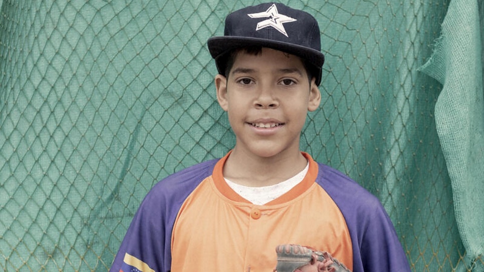 Javier Alejandro Enrique, un joven jugador de béisbol venezolano durante un entrenamiento en Lima, Perú.