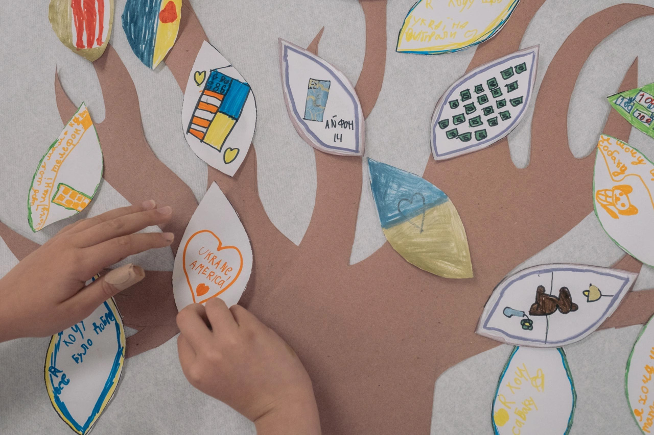 Niñas y niños ucranianos refugiados participan en clases de terapia artística dentro de un programa de verano organizado por KleinLife.