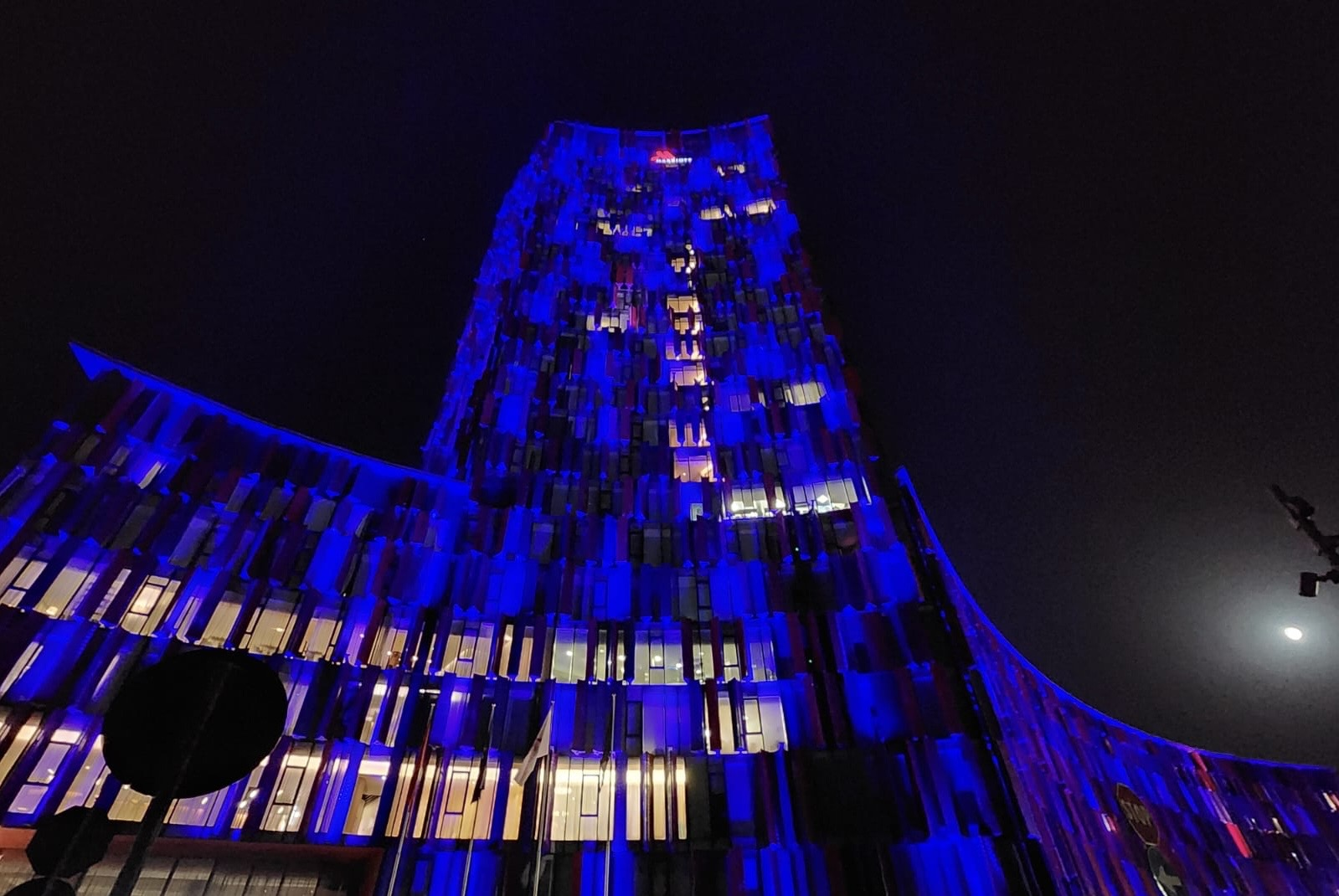 Estadio iluminado de azul en Albania