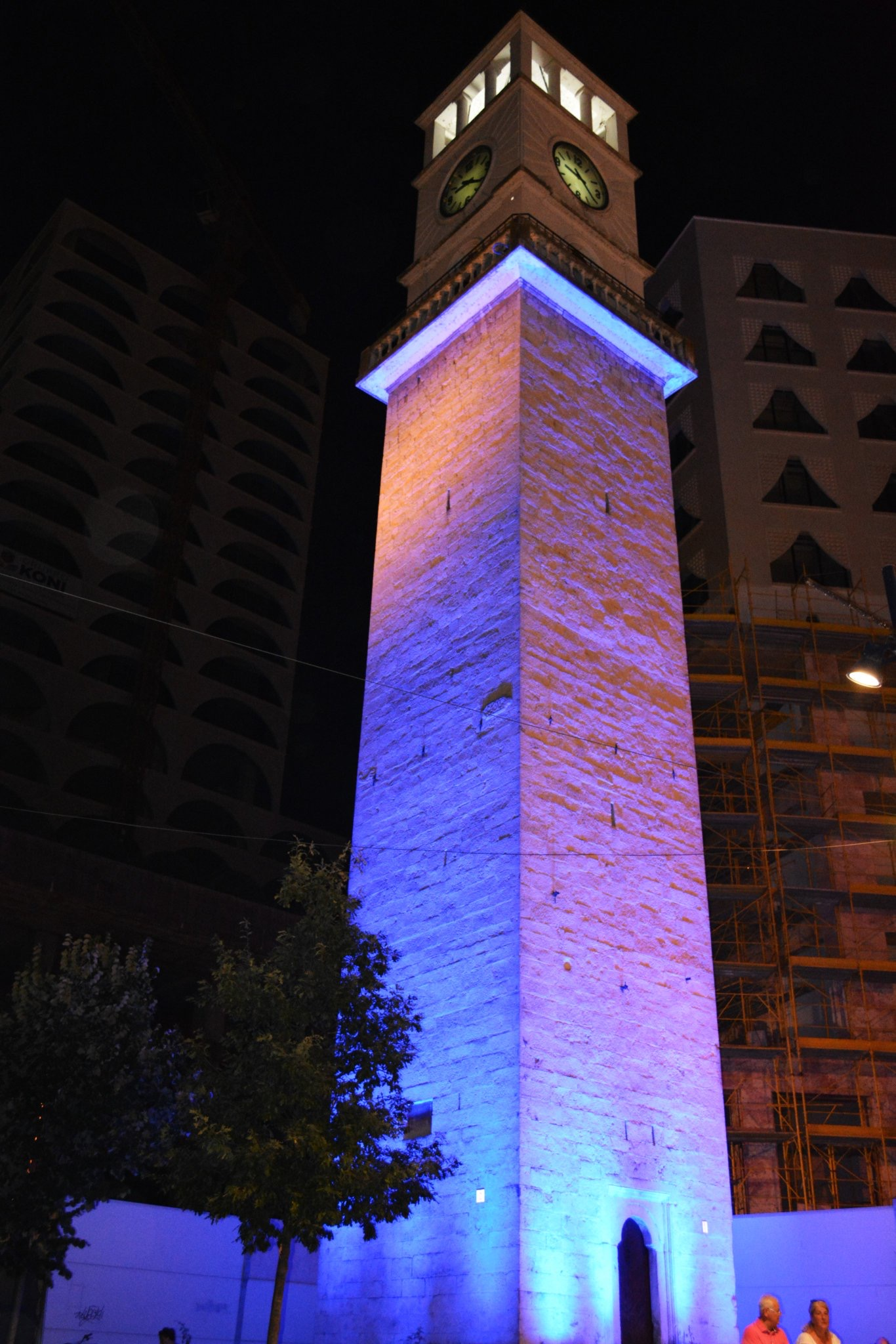 Torre del Reloj - Tirana, Albania, iluminada de azul