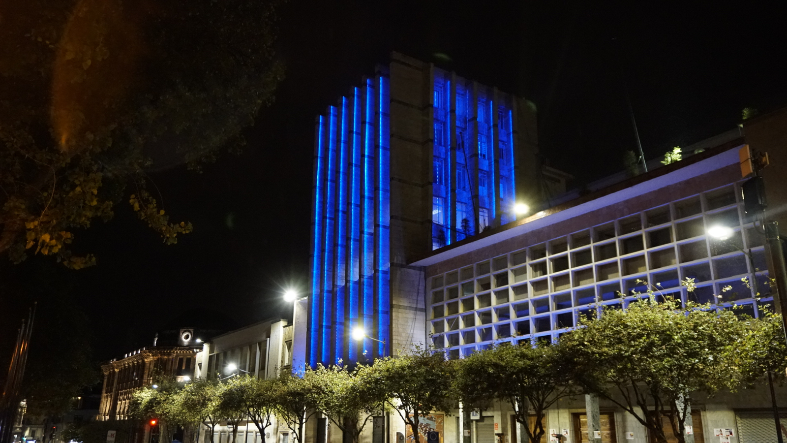 Edificio en Cuenca, Ecuador iluminado de azul