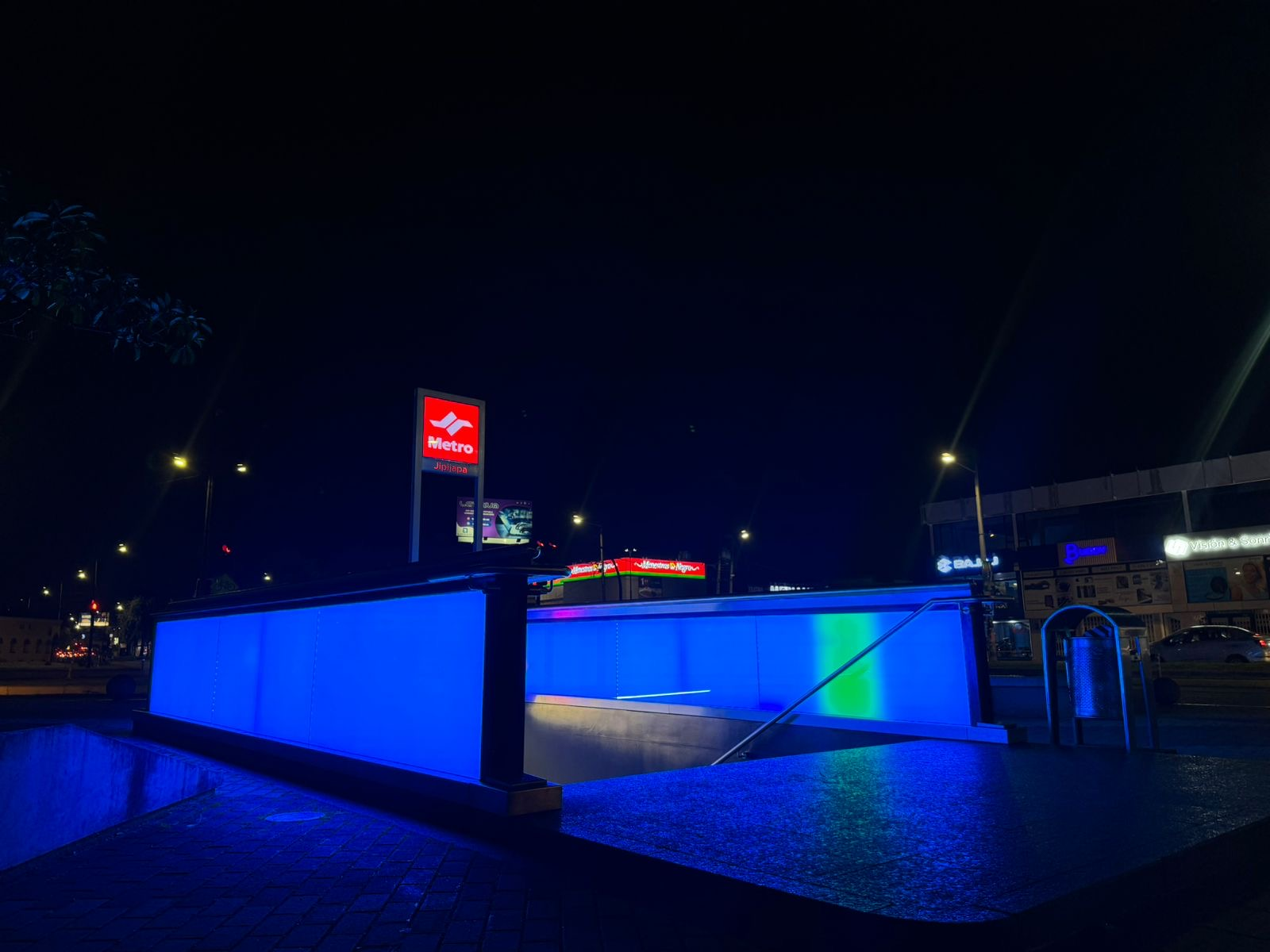 Entrada del metro en Quito, Ecuador iluminada de azul