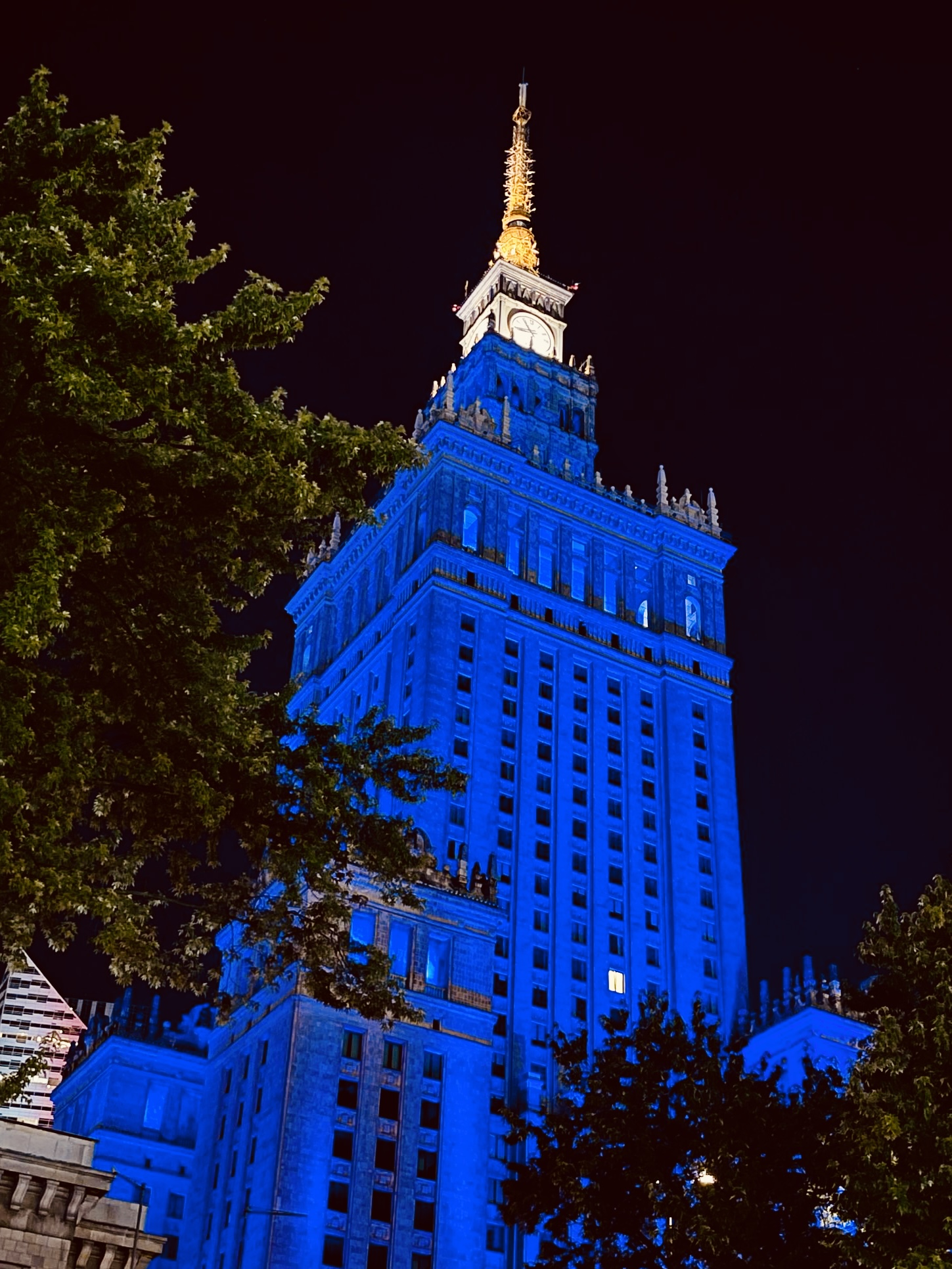 Edificio iluminado de azul y la punta blanca