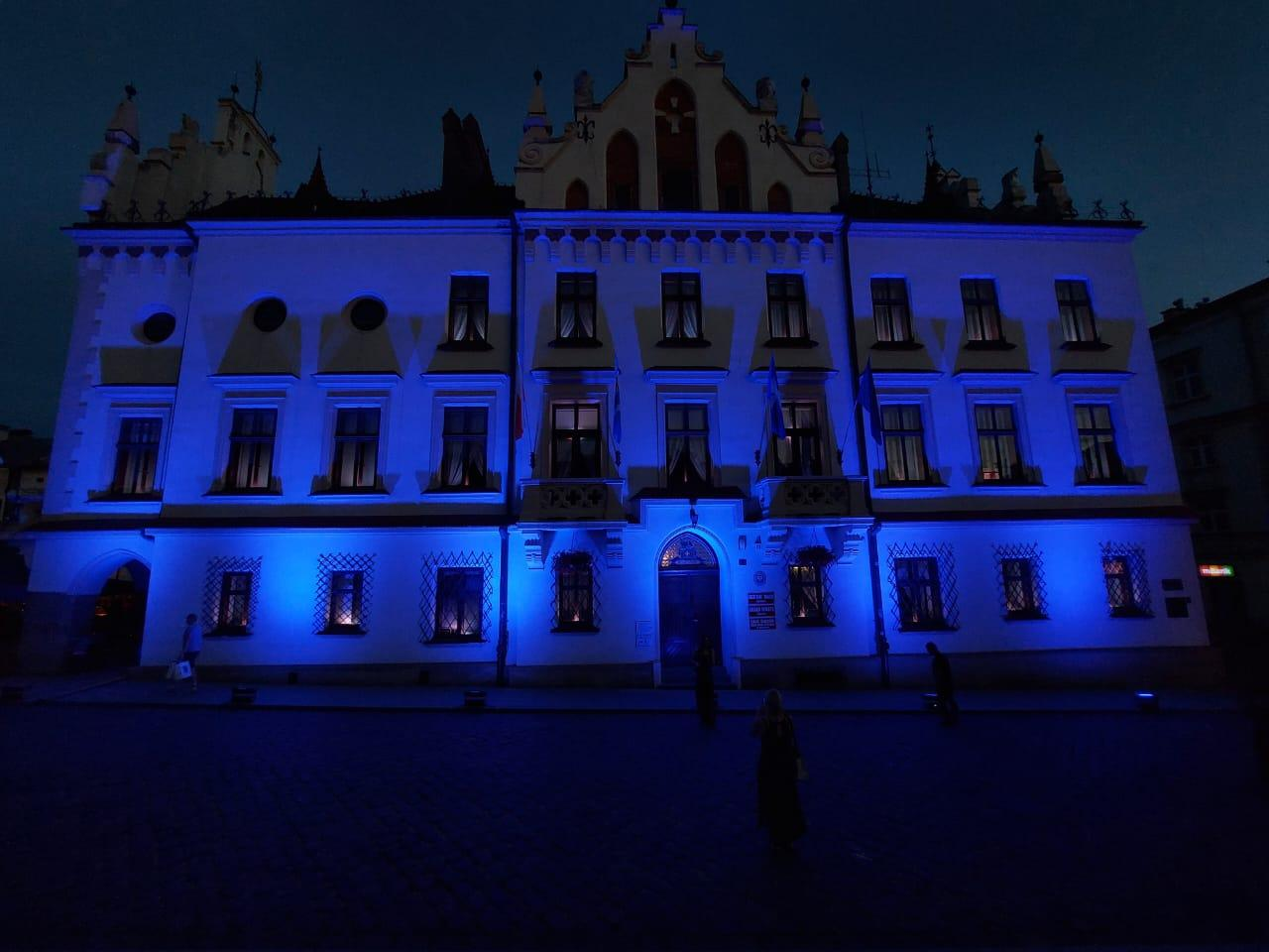 Ayuntamiento de Rzeszów, Polonia iluminado de azul