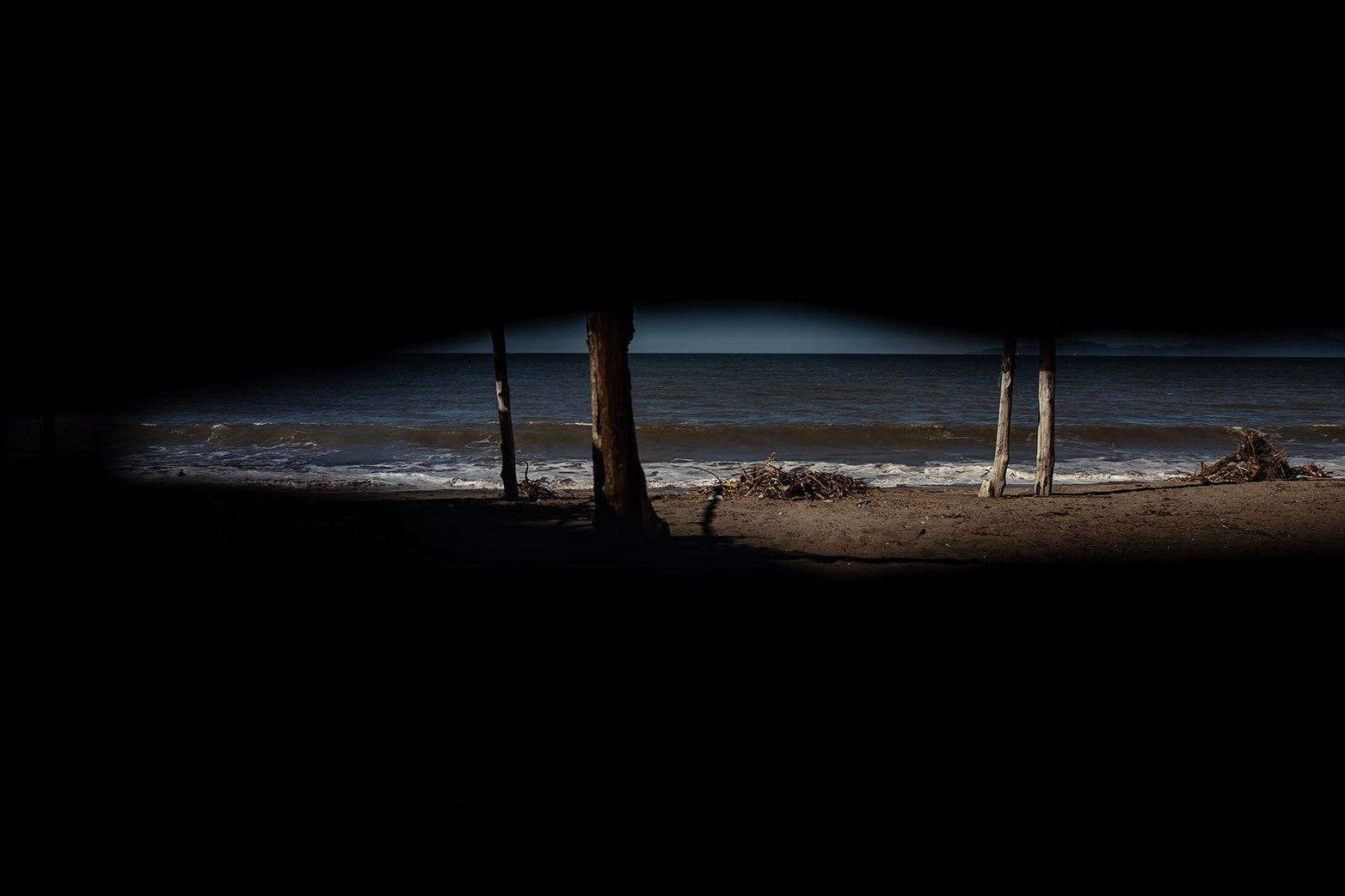 La Playa de Cedeño vista a través de la madera que compone la fachada de la casa de Edwin Cruz.