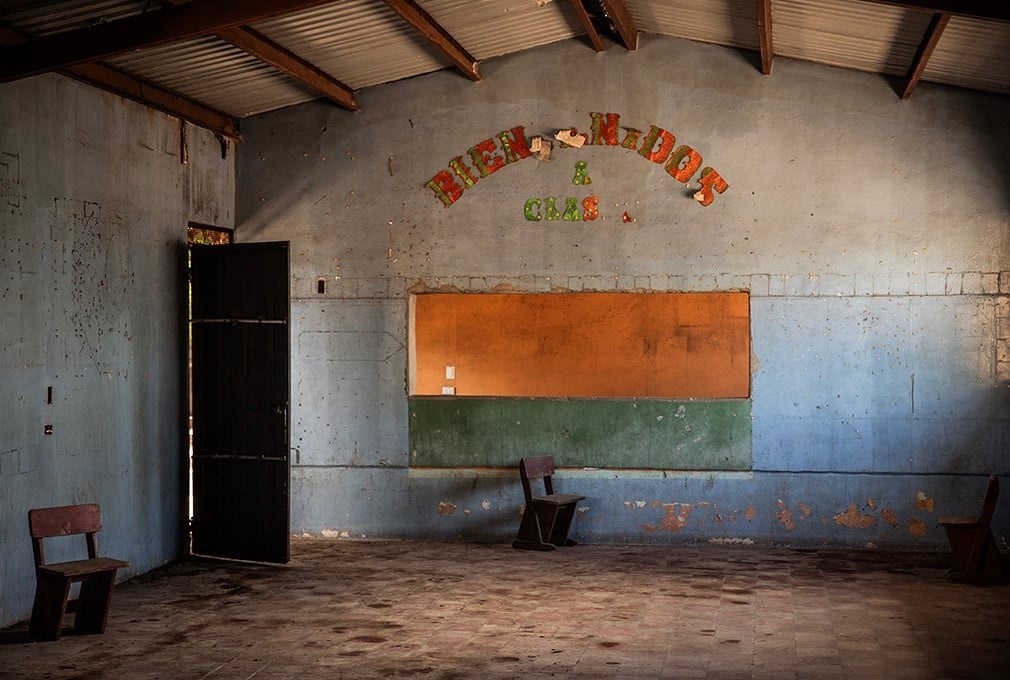 Un salón de clases vacío.
