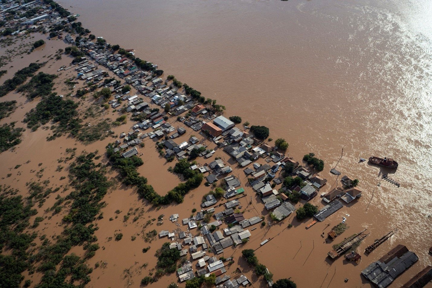 Vista aérea de un centro urbano inundado.