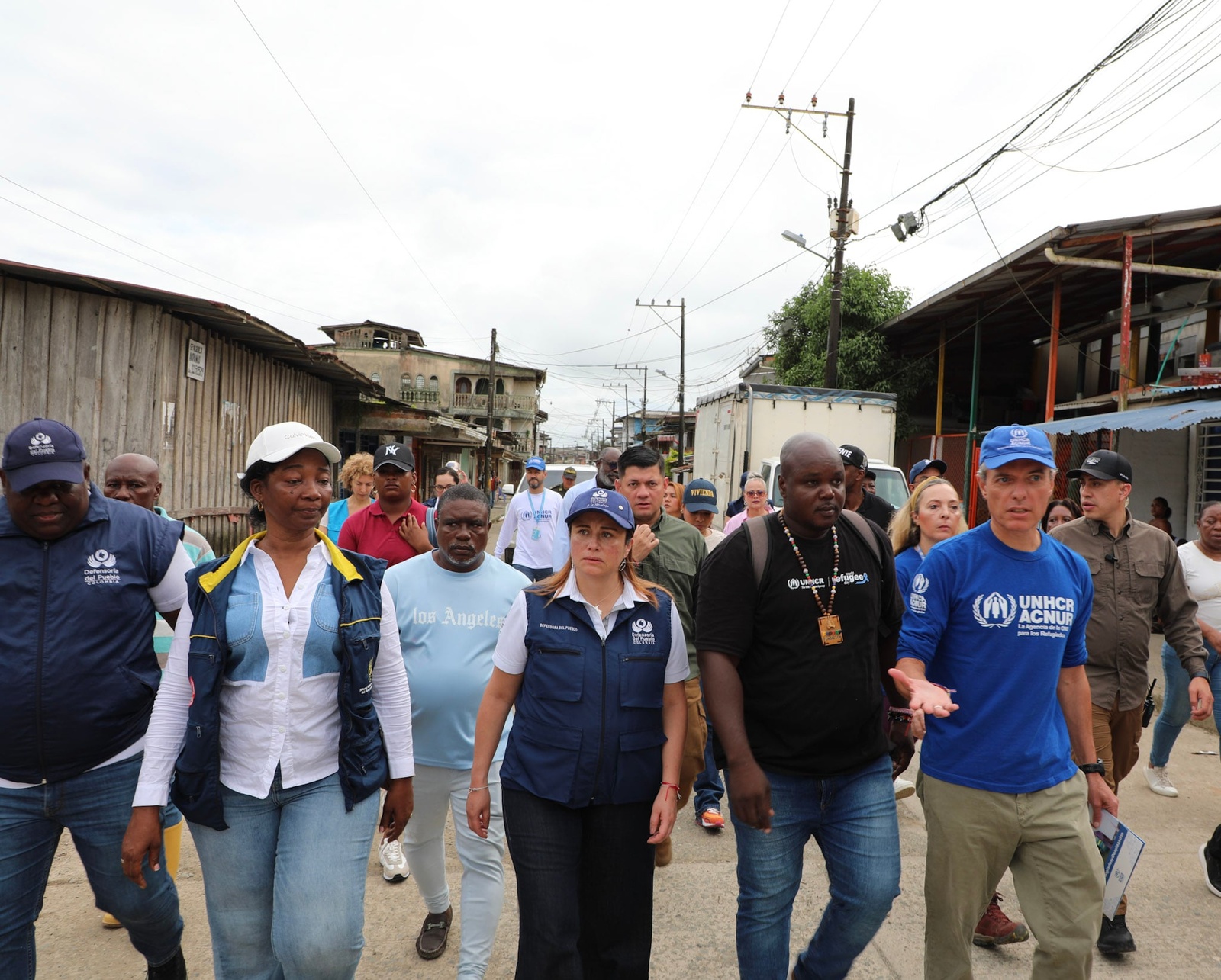 Camina la comunidad, autoridades y funcionarios de ACNUR en el barrio Lleras de Buenaventura