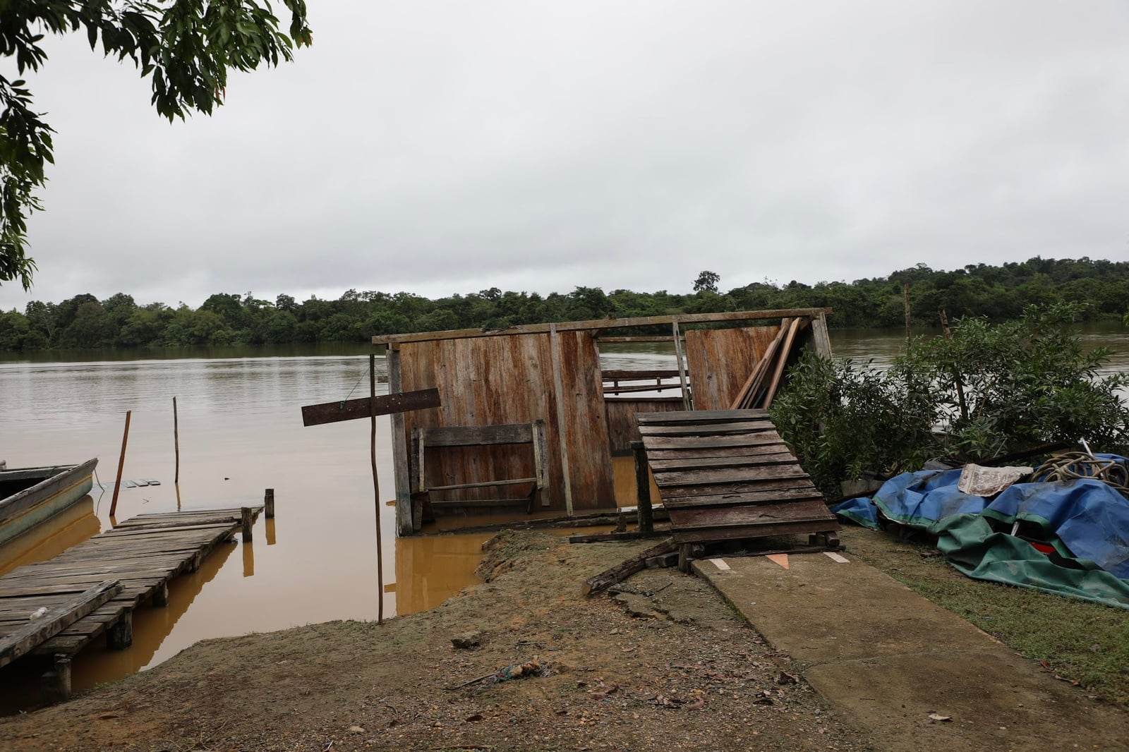 Casa en ruinas en el río de la comunidad Wounaan 