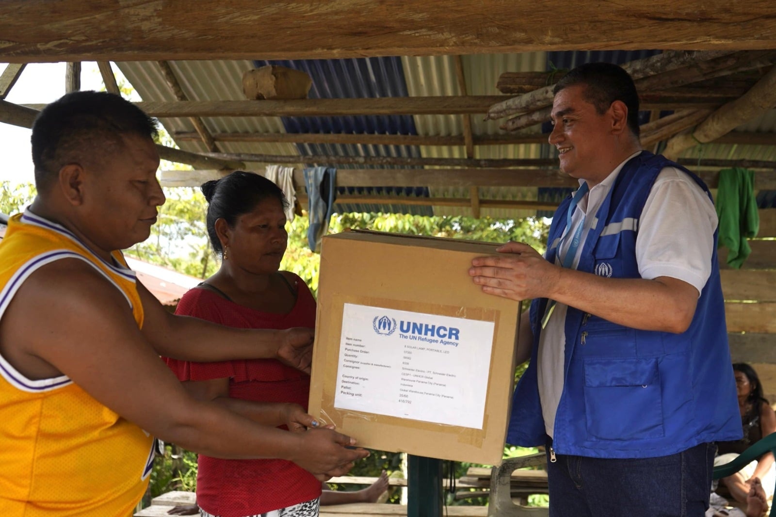 Entrega de lámparas solares a la comunidad embera en Brisas de Samper, Chocó