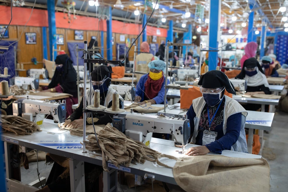 Un grupo de mujeres trabaja en una fábrica