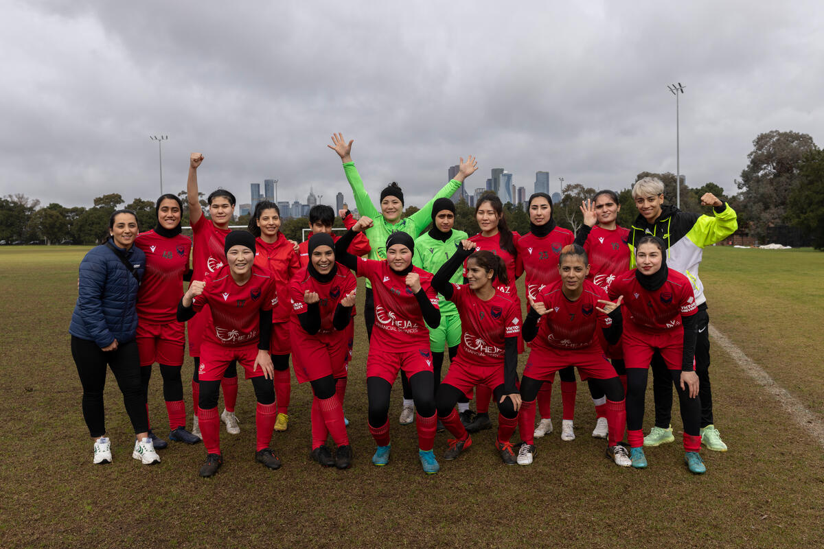 Un equipo de fúbtol femenil de Afganistán posa para la cámara luego de haber entrenado