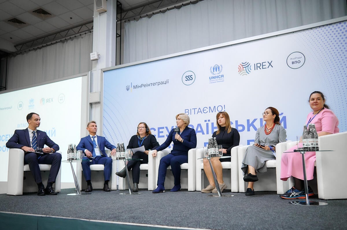 Dos hombres y cinco mujeres exponen en el foro de un panel