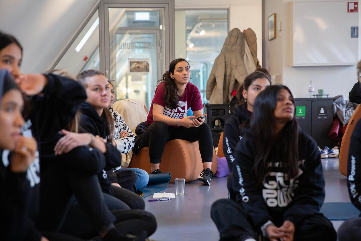 Jóvenes atentas a un taller 